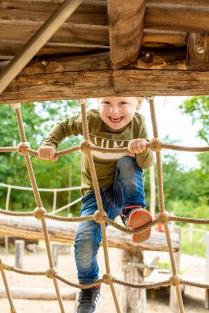 kind fotografie buitenspelen klimtouw kinderfotografie