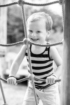 kind fotografie buitenspelen klimtouw kinderfotografie speeltuin