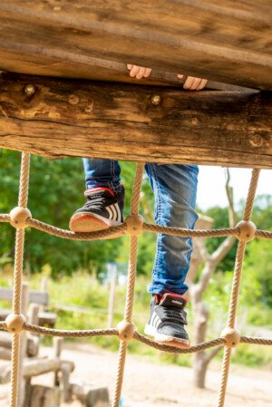 kind fotografie buitenspelen klimtouw kinderfotografie voeten
