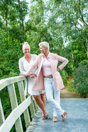 Brenda en Miranda van Charon Uitvaart Abcoude brug portret