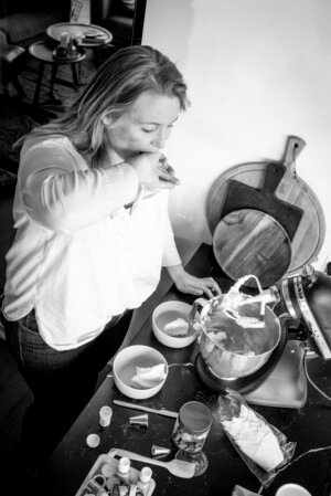 femke bakt keuken deeg mixen portret fotograaf
