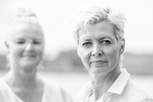 Brenda en Miranda van Charon Uitvaart Abcoude scherptediepte portretfoto