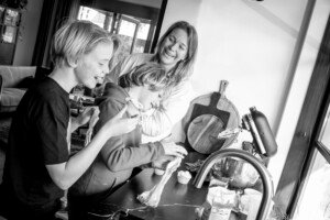 femke bakt keuken deeg kinderen helpen portret fotograaf