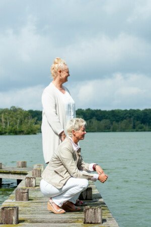 Brenda en Miranda van Charon Uitvaart Abcoude steiger portretfoto