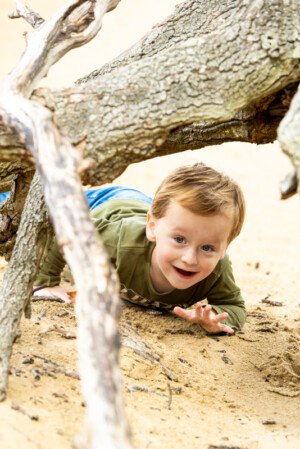 kind kiekeboe fotografie buitenspelen kinderfotografie verstoppen