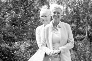 Brenda en Miranda van Charon Uitvaart Abcoude duo portret fotografie