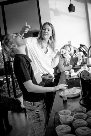 femke bakt keuken snopen slagroom portret fotograaf