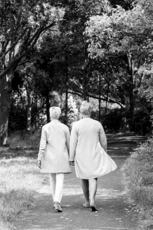 Brenda en Miranda van Charon Uitvaart Abcoude weglopend bospaadje buitenfotografie