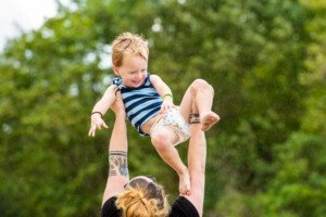 kind fotografie buitenspelen kinderfotografie regen buitenfotografie kind in de lucht