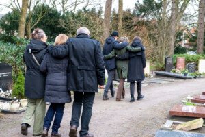 afscheid elkaar vasthouden