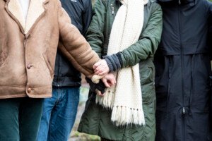 afscheid begraafplaats handen vast