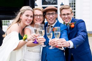 bruiloft proost familie gezin champagne feest bruidsfotografie