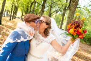 bruiloft bruidsfotografie bruid kust bruidegom bruidsboeket herfstkleuren