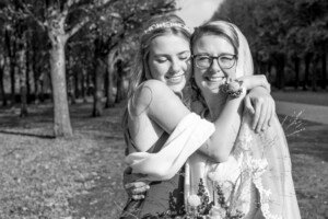 bruiloft bruidsfotografie bruid bruidsmeisje dochter
