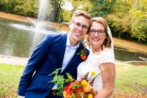 bruiloft bruidsfotografie bruid zoon vijver herfstkleuren