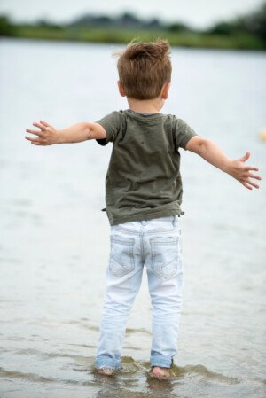 kinderfotografie buiten uitwaaien jongentje strand