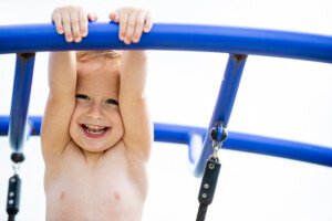 jongen spelen kinderen speeltuin buitenfotografie