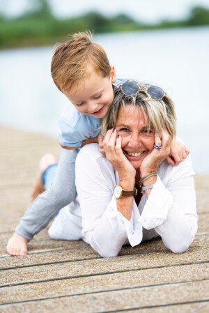 oma kleinkind uitwaaien familiefotografie