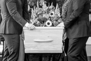 afscheid afscheidfotografie begrafenis crematie dierbaren kist bloemen