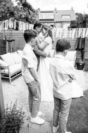 huwelijk bruidspaar kinderen gezin buitenfotografie trouwfotografie