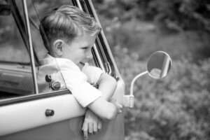 huwelijk auto kind uit raam buitenfotografie