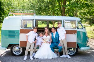 huwelijk gezin vw busje bruidspaar familie buitenfotografie
