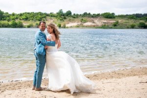 huwelijk bruidspaar strand omkijken samen geluk buitenfotografie