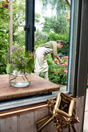 kunstenaar tuinhuis portret fotografie bloemen knippen uit tuin