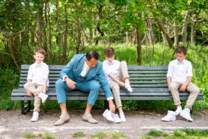 mannen schoenen legen zand strand bankje samen geluk buitenfotografie
