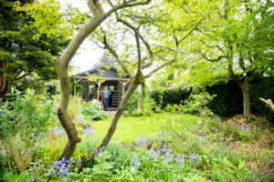 kunstenaar tuinhuis portret fotografie doorkijkje tuin